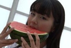 广东少女吃瓜,吃瓜瞬间引发网友热议