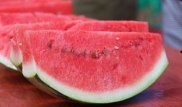 女子在景点吃瓜,女子在景点邂逅夏日美味瞬间