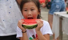 女子在景点吃瓜,女子在景点邂逅夏日美味瞬间