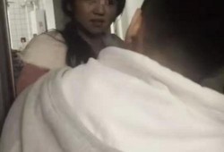 男孩背着女友吃瓜,男孩背着女友共享夏日清凉瓜果时光