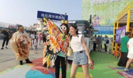 山东潍坊女生跳舞吃瓜,展现青春活力与时尚风采