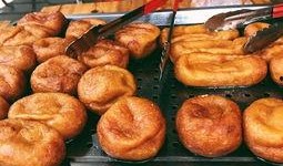 厦门情侣吃瓜,共享悠闲时光