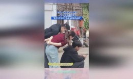 男孩背着女友吃瓜,男孩背着女友共享夏日清凉瓜果时光