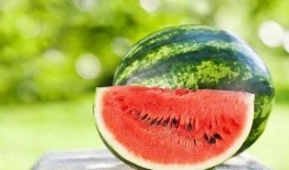 整天吃瓜现在瓜落在自己身上,从吃瓜群众到瓜落自尝的尴尬转变