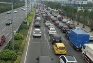 桥下堵车吃瓜,一场别开生面的交通奇观