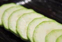 昆明公园吃瓜,消暑解馋，共享悠闲时光