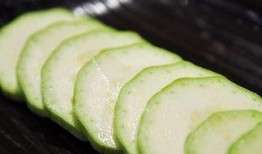 昆明公园吃瓜,消暑解馋，共享悠闲时光