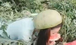 搞笑小妹吃瓜,笑料横飞，欢乐无限！