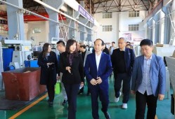 济南大学二食堂吃瓜,瓜果飘香，美食共享的校园时光