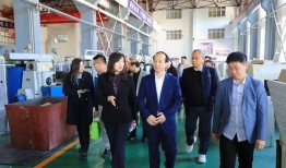 济南大学二食堂吃瓜,瓜果飘香，美食共享的校园时光