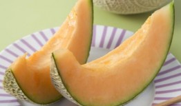 小伙吃哈密瓜视频,小伙挑战美味，尽享夏日清凉