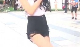 山东潍坊女生跳舞吃瓜,展现青春活力与时尚风采