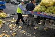 瓜车侧翻吃瓜群众违法吗,吃瓜群众违法与否的法律解析