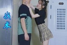 情侣吵架保安吃瓜,情侣吵架现场成校园焦点