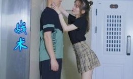 情侣吵架保安吃瓜,情侣吵架现场成校园焦点