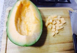 小伙吃哈密瓜视频,小伙挑战美味，尽享夏日清凉