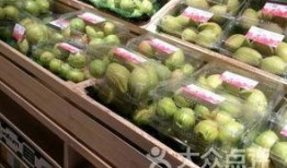 厦门情侣吃瓜,共享悠闲时光