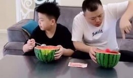 吃瓜父亲和儿子,吃瓜父亲与儿子的温馨日常