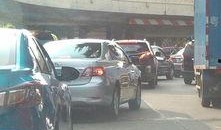 桥下堵车吃瓜,一场别开生面的交通奇观