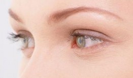 吃哈密瓜割嘴角,嘴角割痕见证美味瞬间